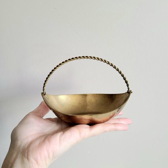 Vintage brass trinket dish basket shape. - Picture 2 of 6